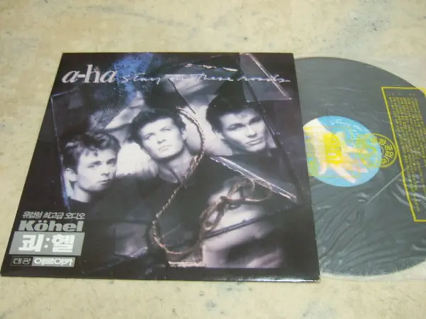 a-ha - Stay On These Roads 앞면